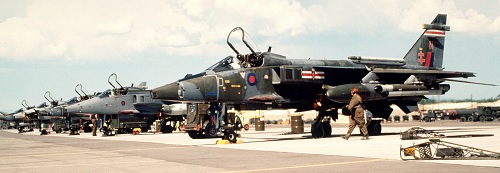 RAF on lyhenne sanoista Royal Air Force. 
