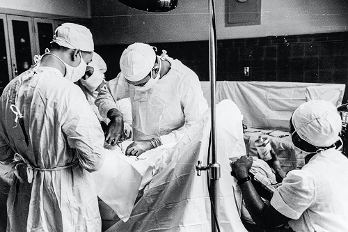 1940-luvun sairaala: kaksi lääkäriä ja kaksi sairaanhoitajaa.