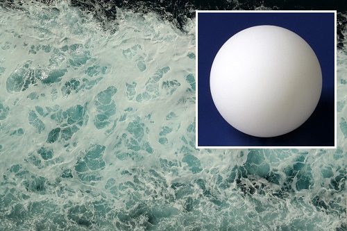 Tictac-ufo säntäili kuohuvan veden yllä kuin pingispallo.