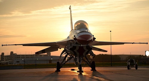 F-16 hävittäjä.